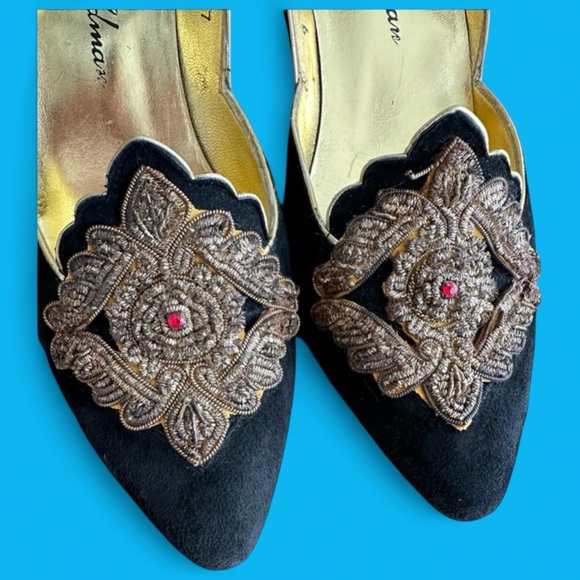 1960s Vintage Beverly Feldman Black Suede Leather Gold Sequined Vamp Heels 9 - Picture 5 of 14